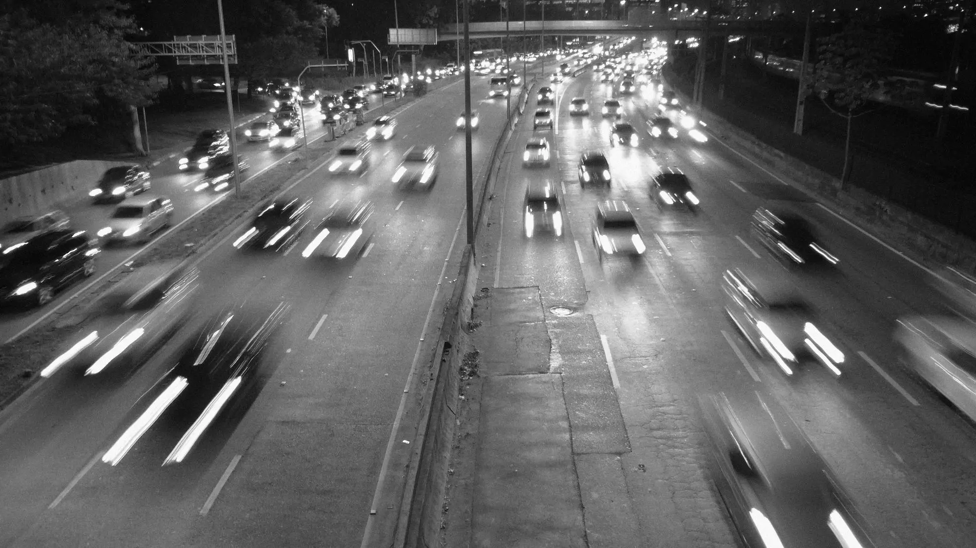 Tráfico urbano nocturno